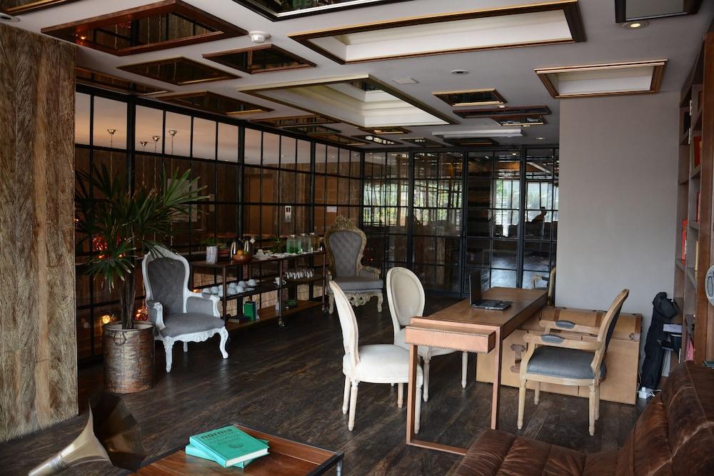 מדיין The Charlee Hotel מראה חיצוני תמונה