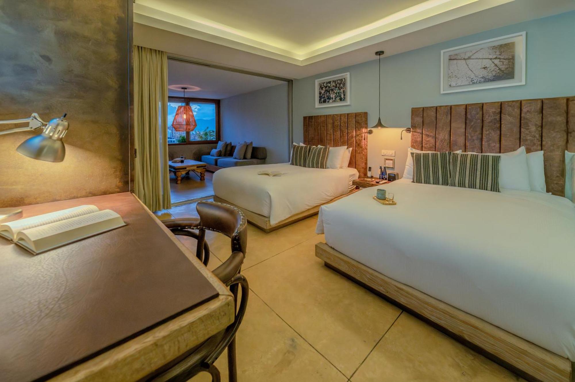 מדיין The Charlee Hotel מראה חיצוני תמונה