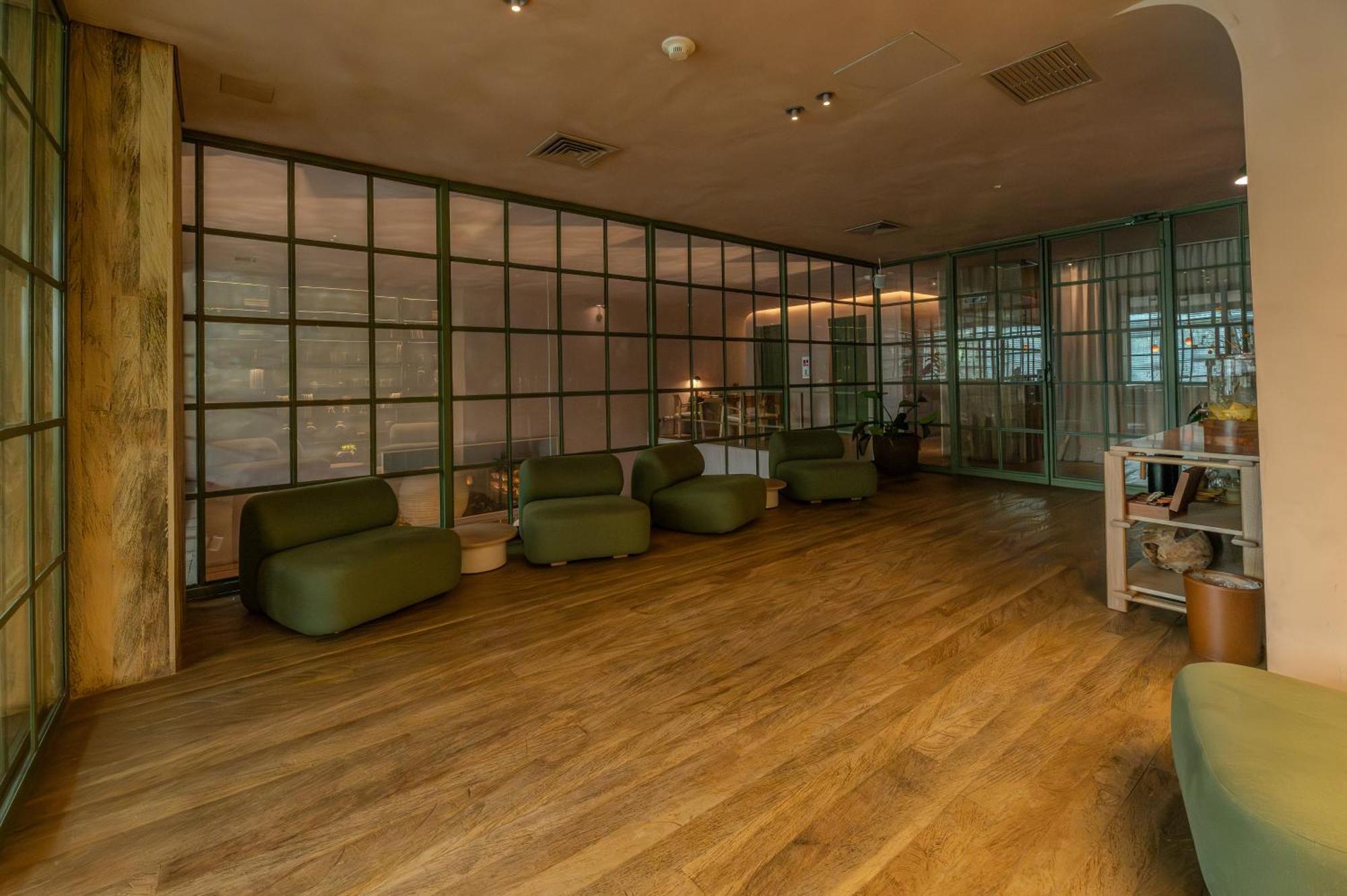 מדיין The Charlee Hotel מראה חיצוני תמונה